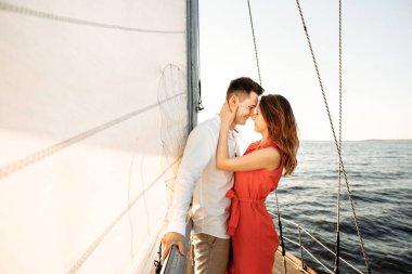 Mutlu çift denizde bir teknede dinleniyor. Yatta lüks bir tatil. Yüksek kalite fotoğraf