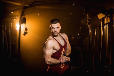 Kaslı adam salonda pazılarını gösteriyor. - Evet. Yüksek kalite fotoğraf