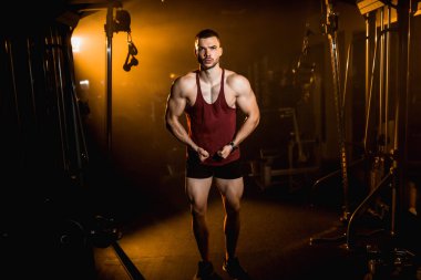 Genç kaslı adam spor salonundaki kol kaslarını gösteriyor. - Evet. Yüksek kalite fotoğraf