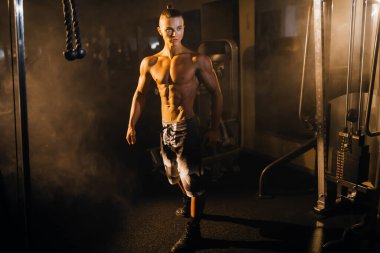 Genç sporcu spor salonunda kaslarını gösteriyor spor yapıyor, sağlıklı bir hayat sürüyor. - Evet. Yüksek kalite fotoğraf