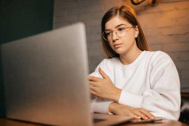 Video çağrısı, genç beyaz kadın dijital bir dizüstü bilgisayarın ekranına bakarak çevrimiçi video aracılığıyla iletişim kuruyor, büyüleyici bir konuşma. - Evet. Yüksek kalite fotoğraf