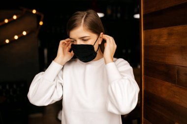 Siyah bir maske takan kız .