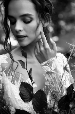 Yeşillik arka planında düğün buketi olan güzel bir gelinin portresi. Yüksek kalite fotoğraf