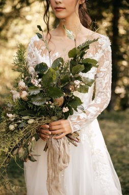 Güzel bir düğün buketiyle beyaz gelinlik içinde mutlu bir gelin. - Evet. Yüksek kalite fotoğraf