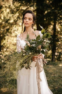 Güzel bir düğün buketiyle beyaz gelinlik içinde mutlu bir gelin. - Evet. Yüksek kalite fotoğraf