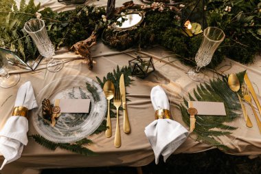 Şenlik masasında dekorasyon, köy tarzı, masalarda süslemeler. - Evet. Yüksek kalite fotoğraf