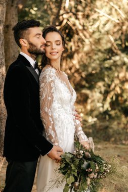 Yeni evliler ormanda sarılırlar, orman düğünleri, doğada bir tatil. Yüksek kalite fotoğraf