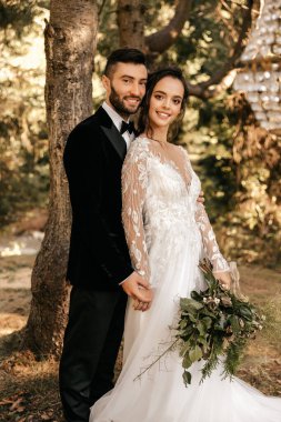 Genç bir çift gülümsüyor ve kameraya bakıyor. Yüksek kalite fotoğraf