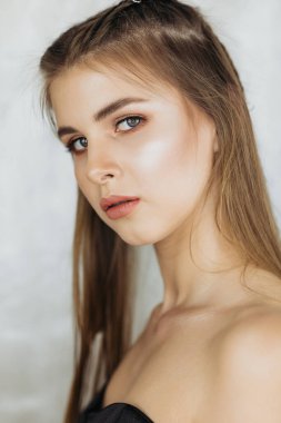 Açık arkaplanda güzel bir esmerin model portresi, makyajlı bir kızın portresi. Yüksek kalite fotoğraf