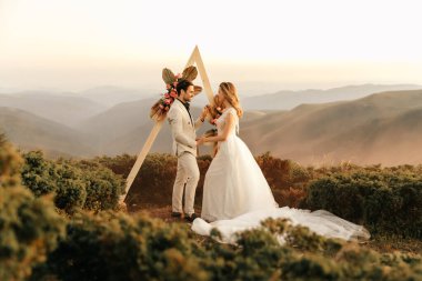 Dağlarda güzel bir düğün töreni, bir yemin okunduğu dokunaklı bir an, iki kişilik bir düğün. Yüksek kalite fotoğraf