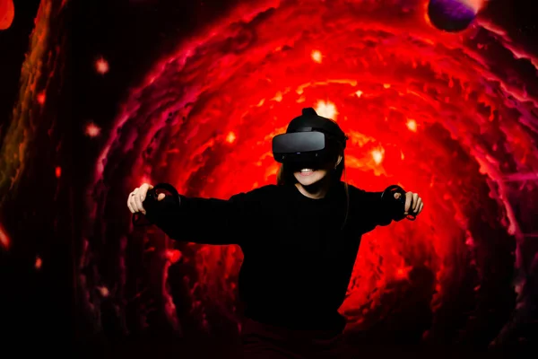 Een Jong Meisje Speelt Een Spel Virtual Reality Glazen Met — Stockfoto