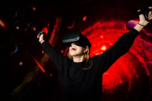 Dívka Vesele Emocionálně Raduje Vítězství Videohře Brýlemi Virtuální Reality Rukou — Stock fotografie