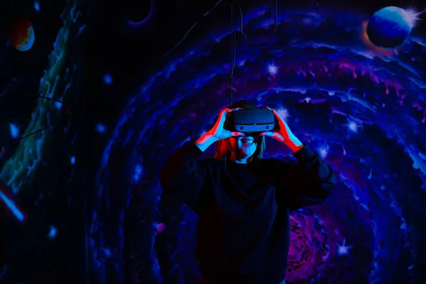 Эмоциональная Счастливая Девушка Очках Современной Виртуальной Реальности Неоновым Красным Синим — стоковое фото