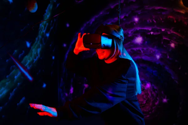 Mladá Dívka Používající Helmu Virtuální Reality Když Sobě Bundu Neonově — Stock fotografie