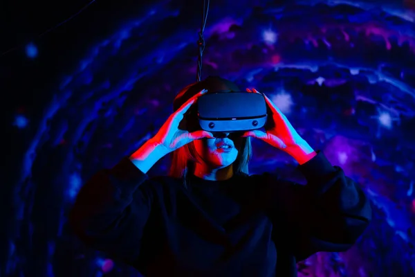 Emocionální Šťastná Dívka Moderních Brýlích Virtuální Reality Neonově Červeným Modrým — Stock fotografie