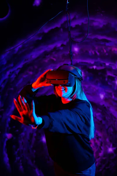 Mladá Dívka Používající Helmu Virtuální Reality Když Sobě Bundu Neonově — Stock fotografie