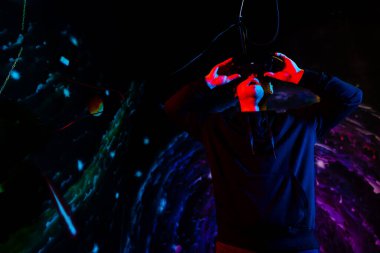 Oyun odasında sanal gerçeklik gözlüğü takan genç adam. VR 