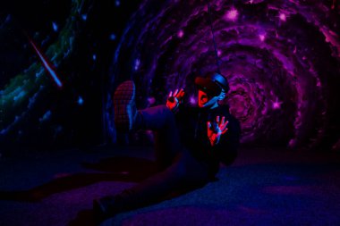 Oyun odasında sanal gerçeklik gözlüğü takan genç adam. VR 