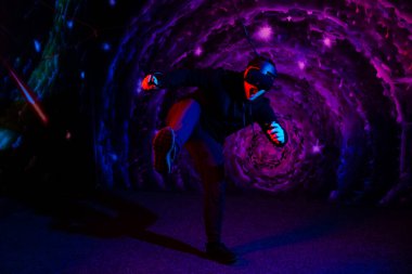 Oyun odasında sanal gerçeklik gözlüğü takan genç adam. VR 