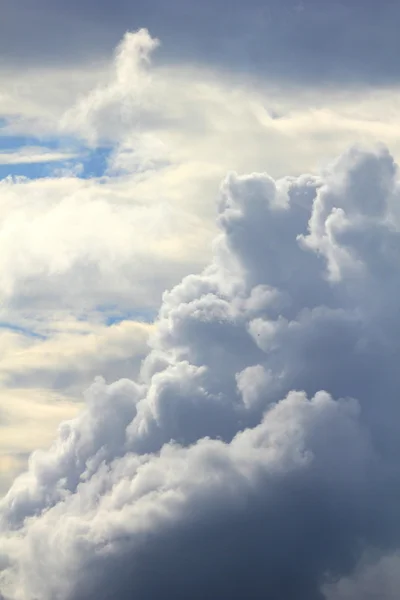 Nuvens brancas inchadas Imagem De Stock