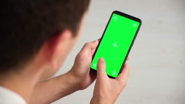 Câmera portátil: Ponto de vista da mulher no telefone com tela verde para espaço de cópia. Chromakey 20s Lady Assistindo Notícias Vídeo no Sofá Close up. Toque para clicar no centro de tela — Vídeo de Stock