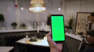 El kamerası: Modern Odada Adamın Bakış açısı Yeşil Model Ekran Kroma Anahtar Sörfü İnternet İçerik Videoları Blog Tıklama Merkezi Ekranda