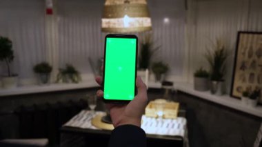 El kamerası: Modern Odada Adamın Bakış açısı Yeşil Model Ekran Kroma Anahtar Sörfü İnternet İçerik Videoları Blog Tıklama Merkezi Ekranda