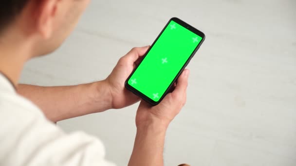 Handheld Camera: Point of View of Woman at Phone with Green Screen for Copy Space (dalam bahasa Inggris). Chromakey 20-an Lady Watching Video News di Couch Close up. Tekan ke Klik di Pusat Layar — Stok Video