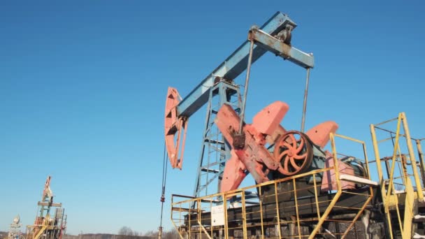 Plate-forme de forage de pompe à huile ou machine à bascule contre le ciel bleu d'hiver. Hiver froid et rigoureux et beaucoup de neige. Industrie pétrolière en Russie et en Norvège. prix du pétrole brut concept. — Video