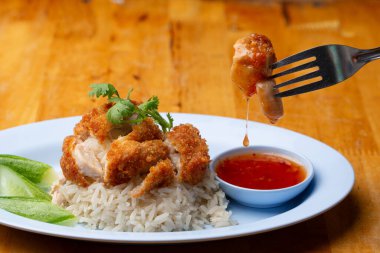 Çıtır tavuk ve soslu Tayland Tavuğu Pirinci