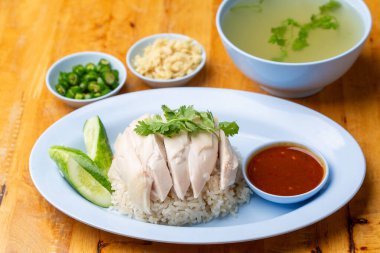 Çıtır tavuk ve soslu Tayland Tavuğu Pirinci