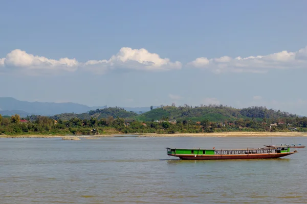 Paseo en barco por el río Mekong con hermoso paisaje en Thaila — Foto de Stock