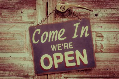 Gel de biz mi açık ahşap kapı, retro vintage tarzı