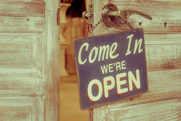 BANGKOK, TAILANDIA - 20 DE DICIEMBRE: Entre Estamos Abiertos en la puerta de madera abierta el 20 de diciembre de 2015 en Bangkok, Tailandia. Estilo retro vintage . — Foto de Stock