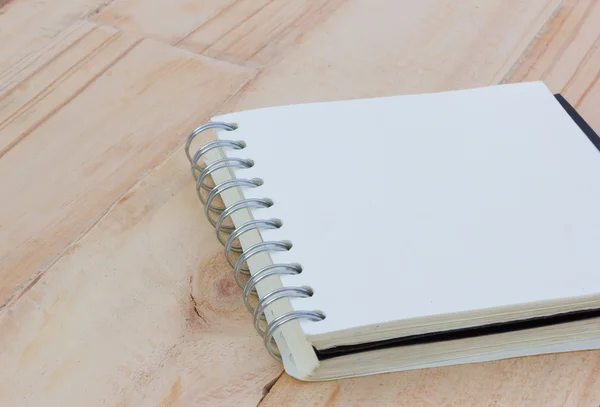 Close up notebook em branco em uma mesa de madeira marrom, copyspace . — Fotografia de Stock