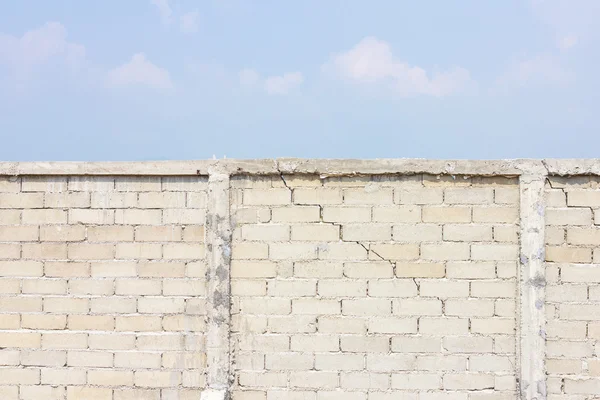 Pared agrietada en el fondo de la nube y el cielo — Foto de Stock