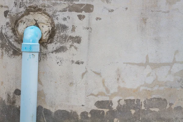 Grandi tubi blu installati del PVC sulla parete di cemento strutturata, copyspace . — Foto Stock