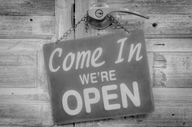 Gel de biz mi açık ahşap kapı, siyah ve beyaz fotoğraf