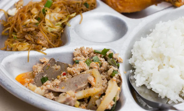 Closeup stainless tray dengan makanan thai, kedalaman bidang dangkal . — Stok Foto