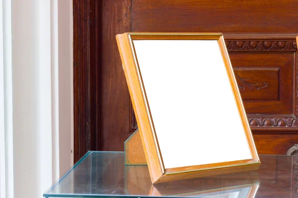 Moldura de foto em branco isolado na mesa de vidro — Fotografia de Stock