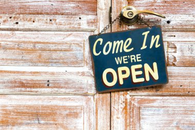 Gel de biz mi açık ahşap kapı, sol boşaltmak