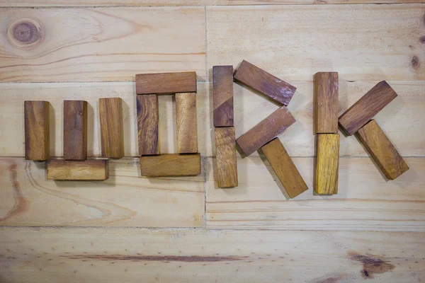 Slovo práce z dřevěné tyče na dřevěné pozadí — Stock fotografie