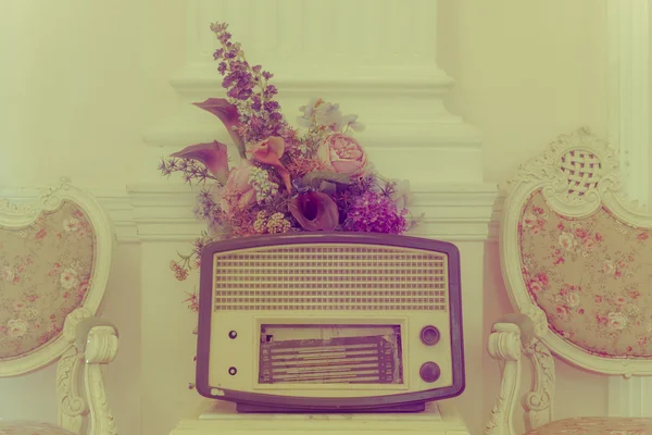 Antique radio with flower and chairs on vintage background — Stock Photo, Image