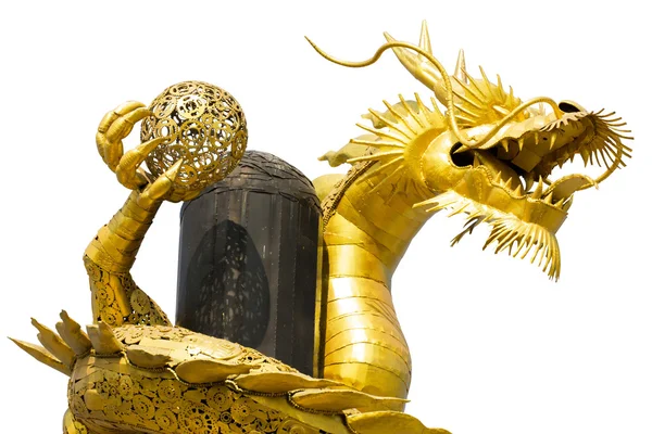 Goldener asiatischer Drache aus recycelten Metallen isoliert auf weißem Bac — Stockfoto