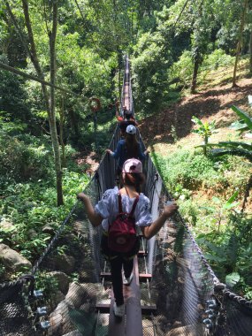 Chiang Rai, Tayland - 9 Ağustos: dikey fotoğraf kimliği belirsiz kişi gölgelik köprüde Chiang rai, Tayland 9 Ağustos 2016 üzerinde yürüme. Bu bir yeni Chiang Rai seyahat cazibe olduğunu