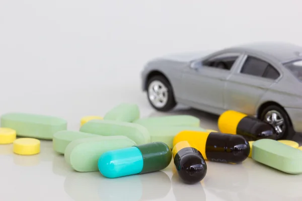 Foto horizontal de la medicina con el coche gris borroso en el fondo — Foto de Stock