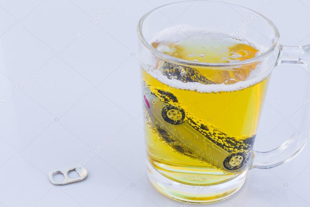 Photo horizontale de voiture jouet dans un verre de bière isolé sur fond blanc. Concept de prévention de l'ivresse au volant . — Photo