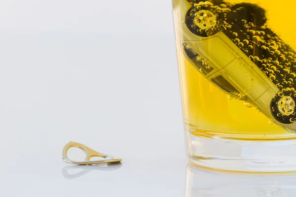 Horizontale foto van speelgoedauto in een glas bier geïsoleerd op wit — Stockfoto