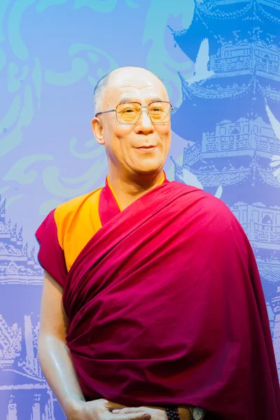 BANGKOK, THAILAND - DECEMBER 19: Wax figure of the famous Dalai Lama from Madame Tussauds on December 19, 2015 in Bangkok, Thailand. — Stock Photo, Image