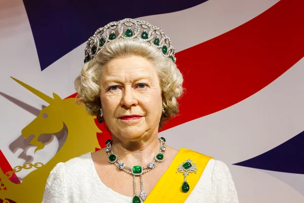 BANGKOK, TAILANDIA - 19 DE DICIEMBRE: Figura de cera de la famosa reina Isabel de Madame Tussauds el 19 de diciembre de 2015 en Bangkok, Tailandia — Foto de Stock